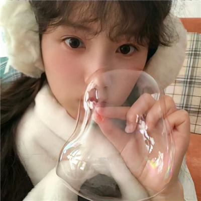 蓝色嘴巴的脸